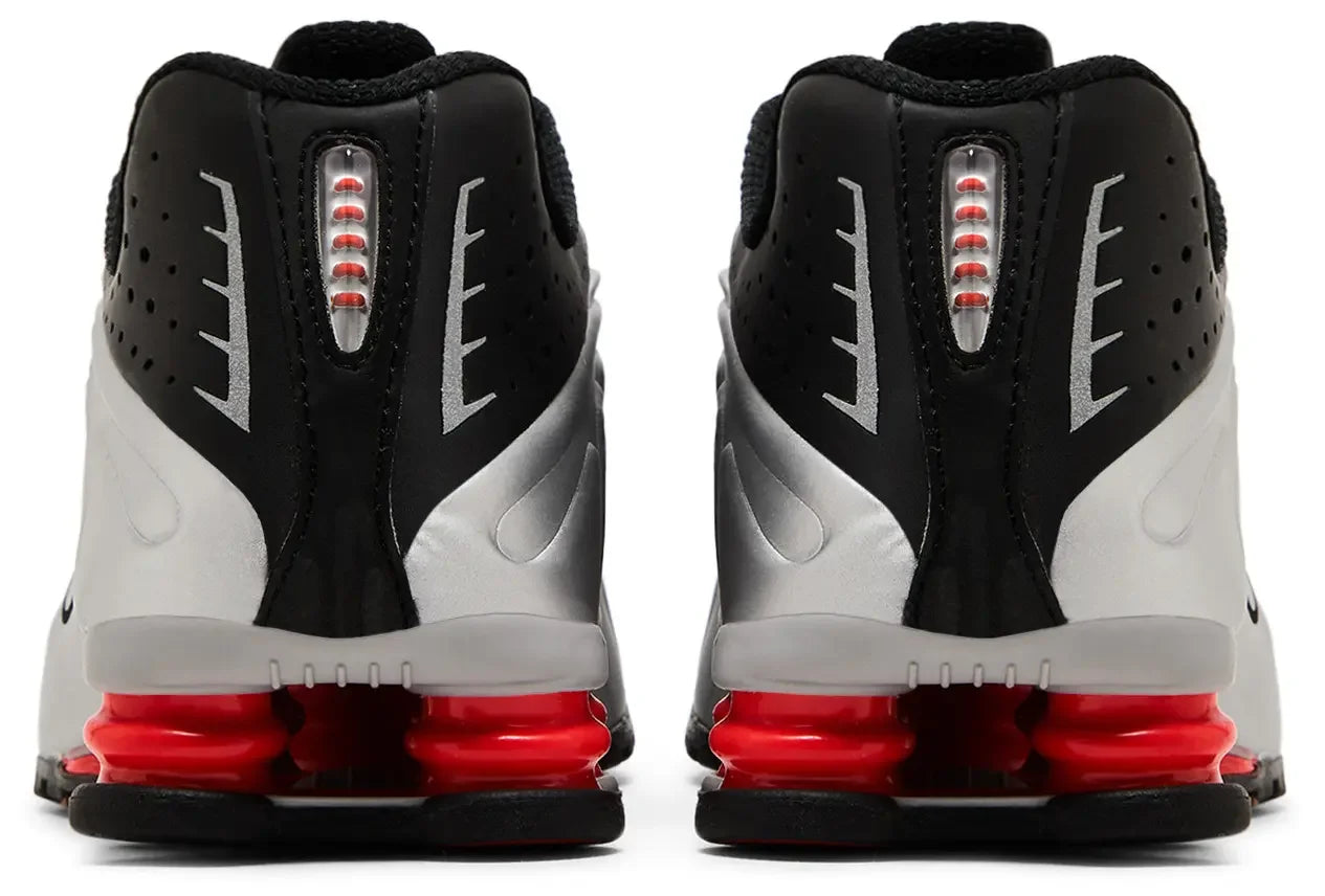 Hell counter Nike Shox R4 Black Metallic Silver (2025)