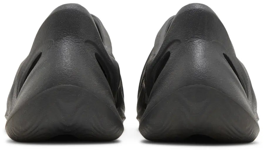 Hell counter adidas Yeezy Foam RNR
Onyx (Kids)