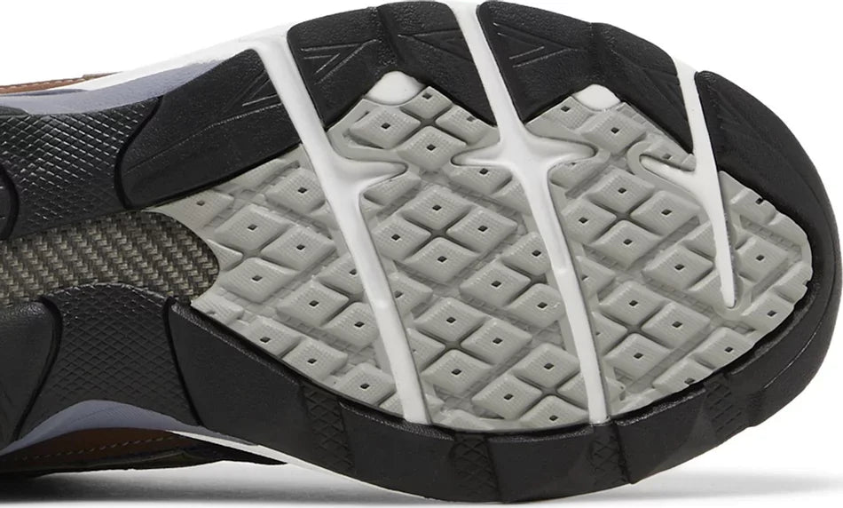 New Balance 920 MiUK Navy Beige Black close-up sole