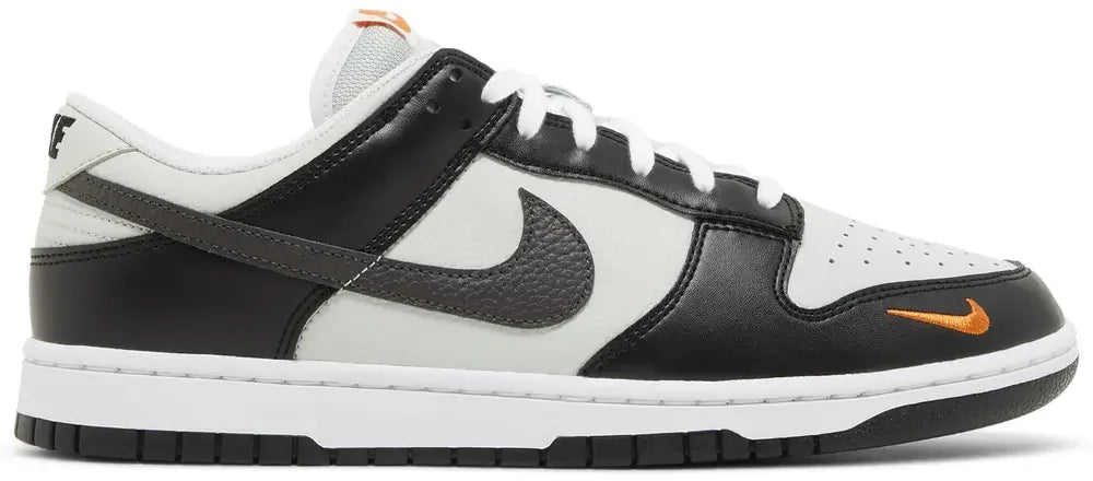 Nike Dunk low mini Swoosh coloris noir/orange