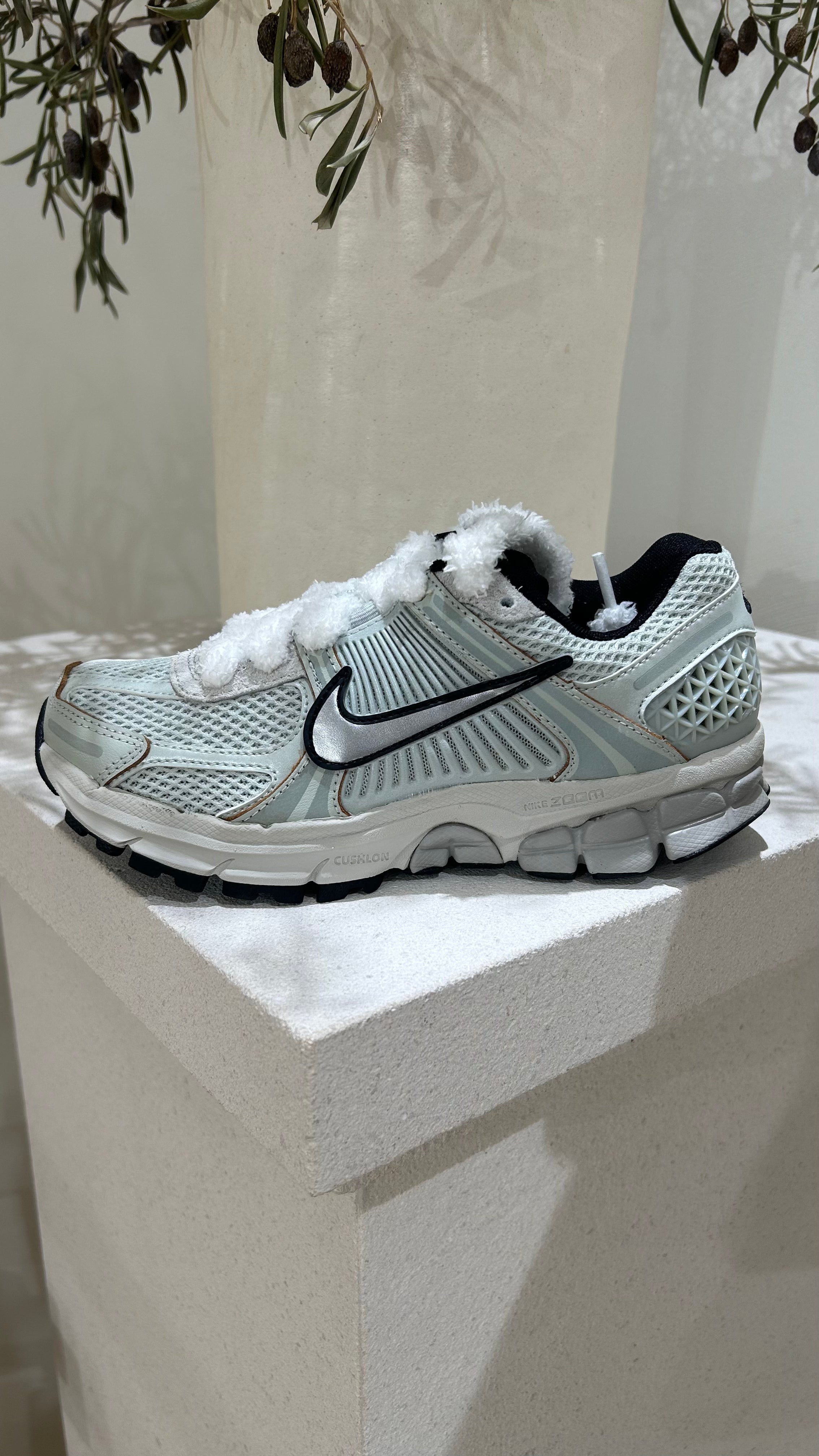 Nike Zoom Vomero 5 Light Silver Chrome x Fluff Laces 2