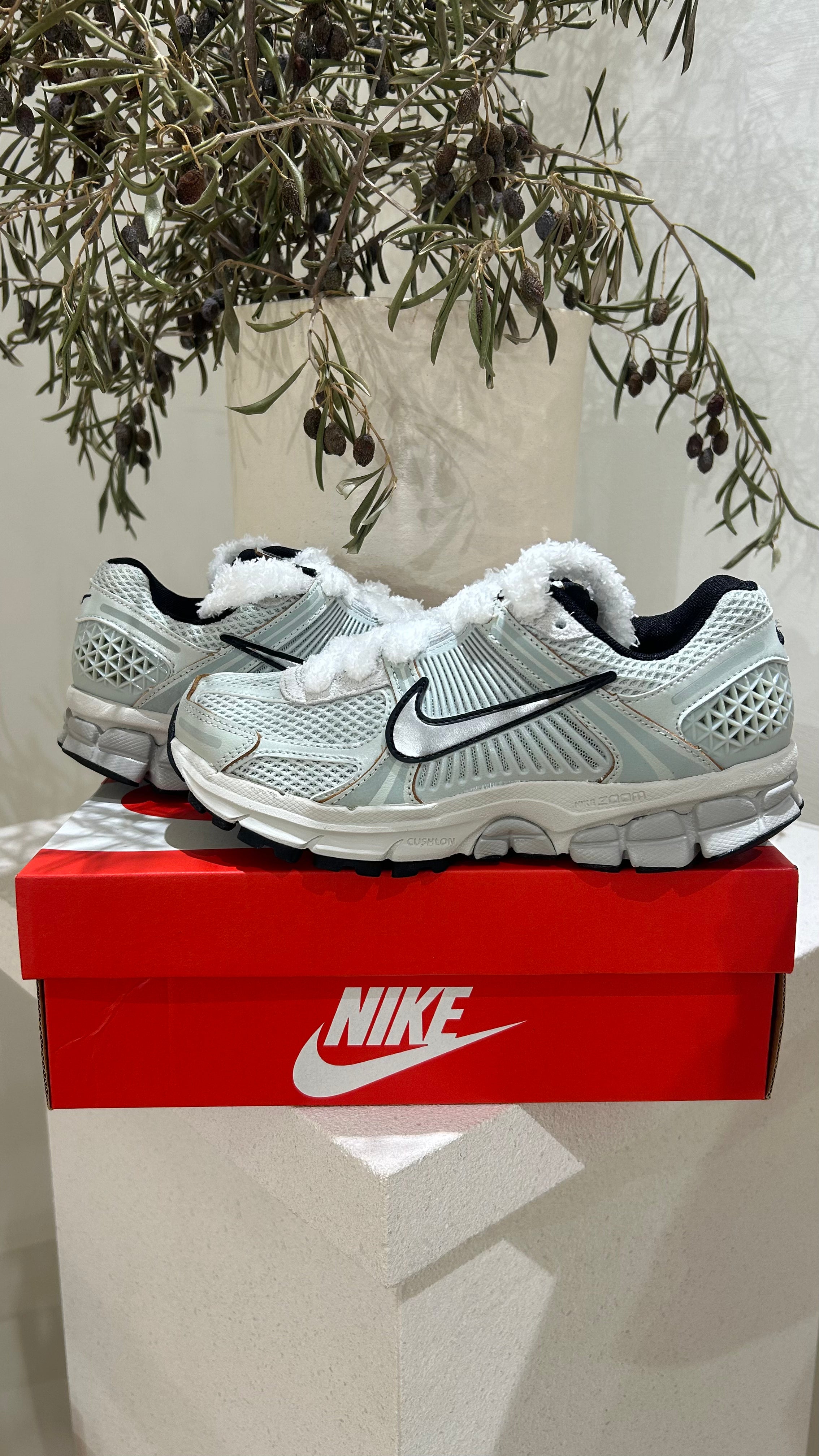 Nike Zoom Vomero 5 Light Silver Chrome x Fluff Laces Pair