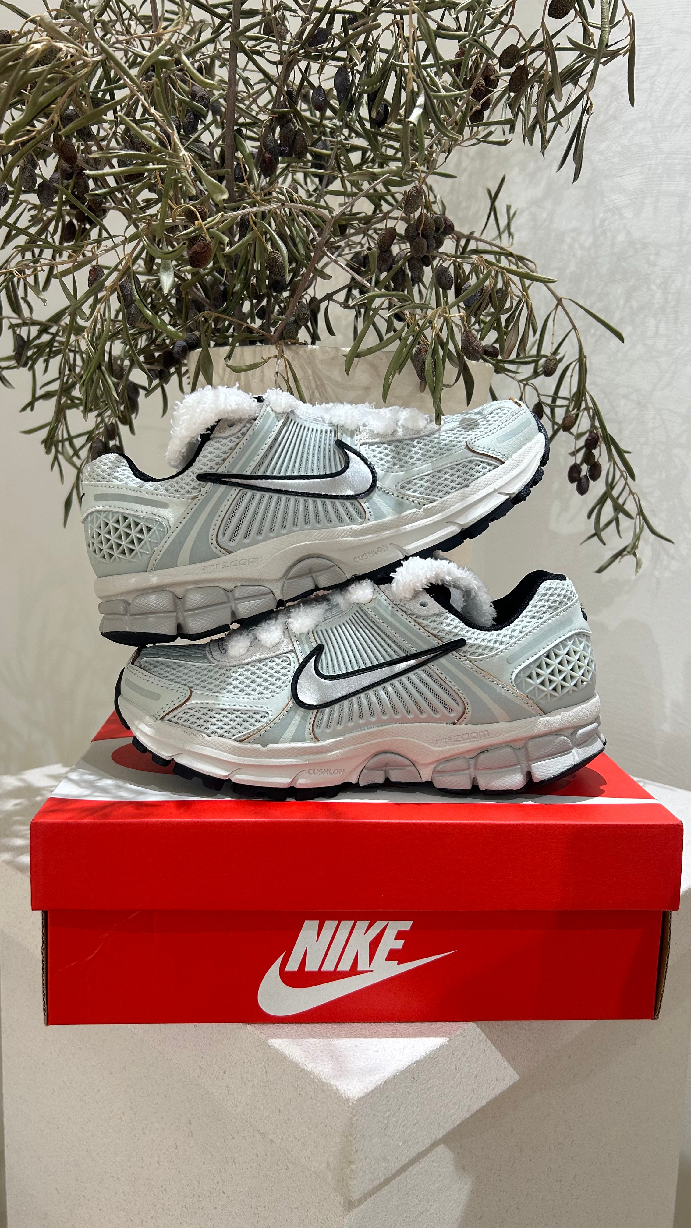 Nike Zoom Vomero 5 Light Silver Chrome x Fluff Laces Pair