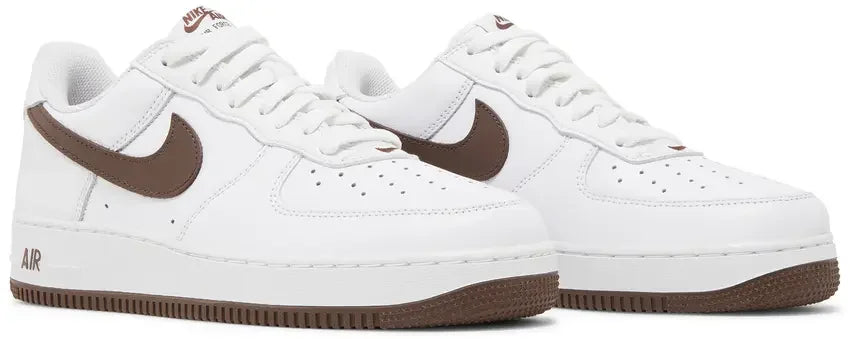 Pair Nike Air Force 1 '07 Couleur basse du mois Blanc Chocolat (2022)