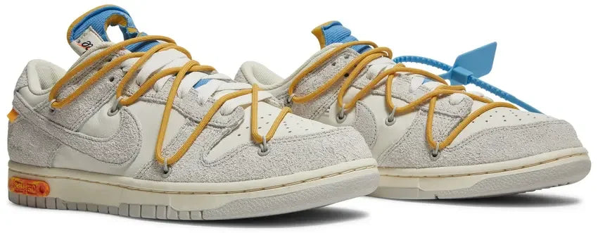 Pair Nike Dunk Low
Off-White Lot 34