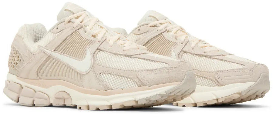 Pair Nike Zoom Vomero 5 Light Orewood Brown