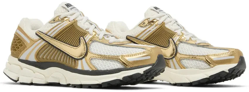 Pair Nike Zoom Vomero 5 Metallic Gold (W)
