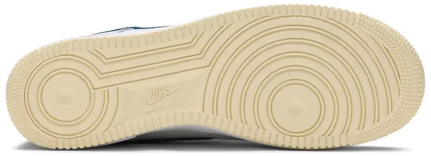 Sole Nike Air Force 1 Low SP Undefeated 5 On It Dunk vs. AF1