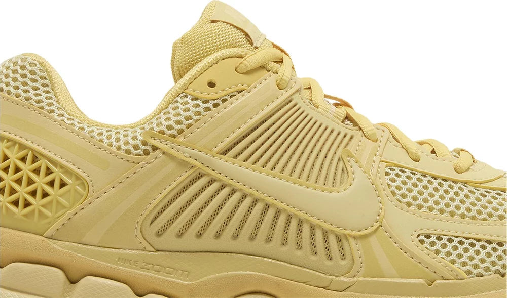 Swoosh Nike Zoom Vomero 5 Saturn Gold (W)