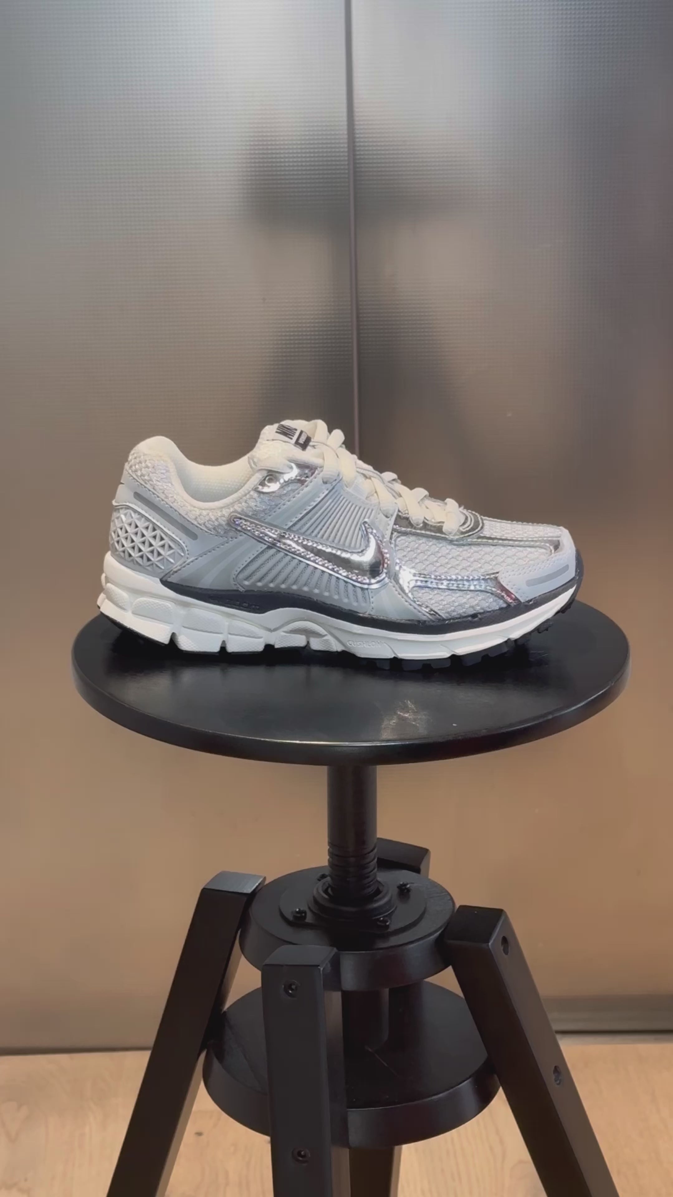 Vidéo Nike Zoom Vomero 5 Photon Dust Metallic Silver