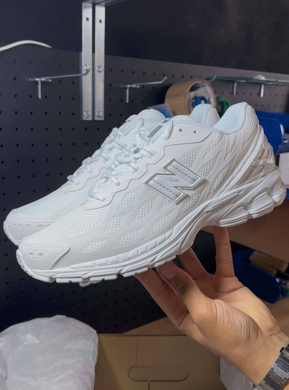 Video Unboxing New Balance 1906W White Silver Metallic