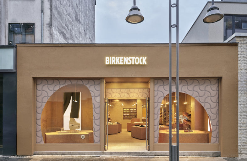 Visuel de grande hero dans l'univers streetwear et sneakers premium, mettant en scène des silhouettes élégantes avec des matériaux luxueux dans un environnement moderne et épuré.