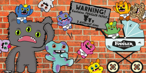 Colección de coloridos monstruos de peluche sobre fondo de pared de ladrillo: gran monstruo gris de tres ojos a la izquierda, varios pequeños monstruos coloridos, señal de advertencia de Fuggler y cochecito con el logotipo de Fuggler.