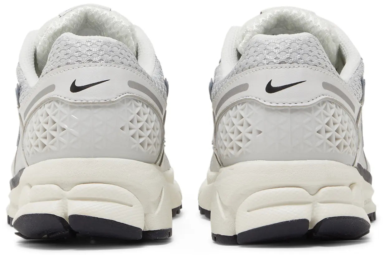 Hell counter Nike Zoom Vomero 5 Photon Dust Metallic Silver (W)