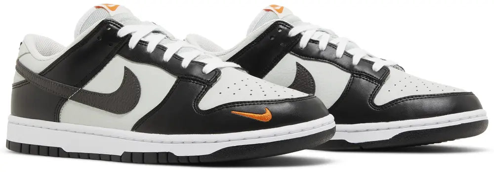 Nike Dunk low mini Swoosh coloris noir/orange Pair