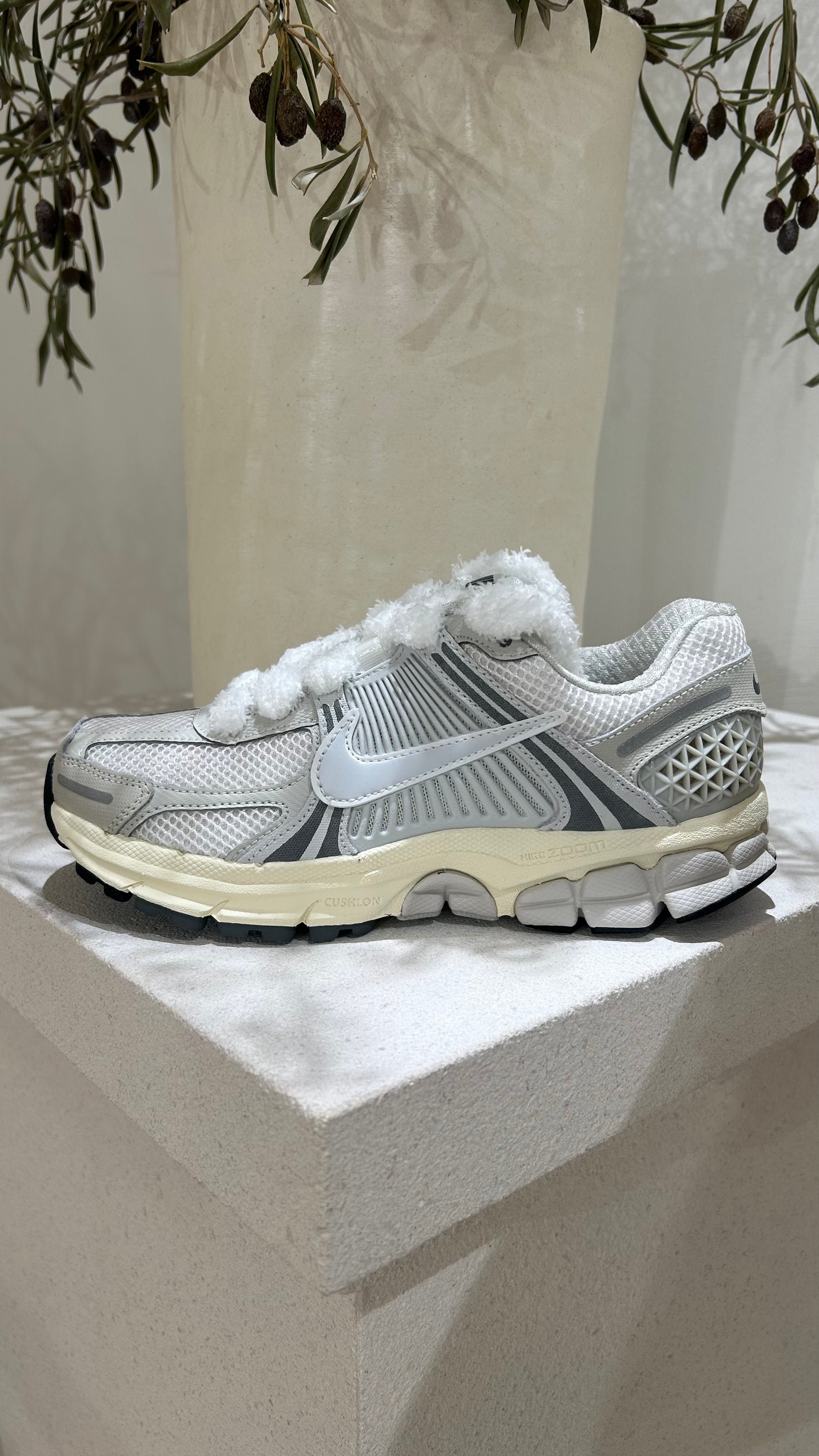 Nike Zoom Vomero 5 Platinum Tint x Fluff Laces