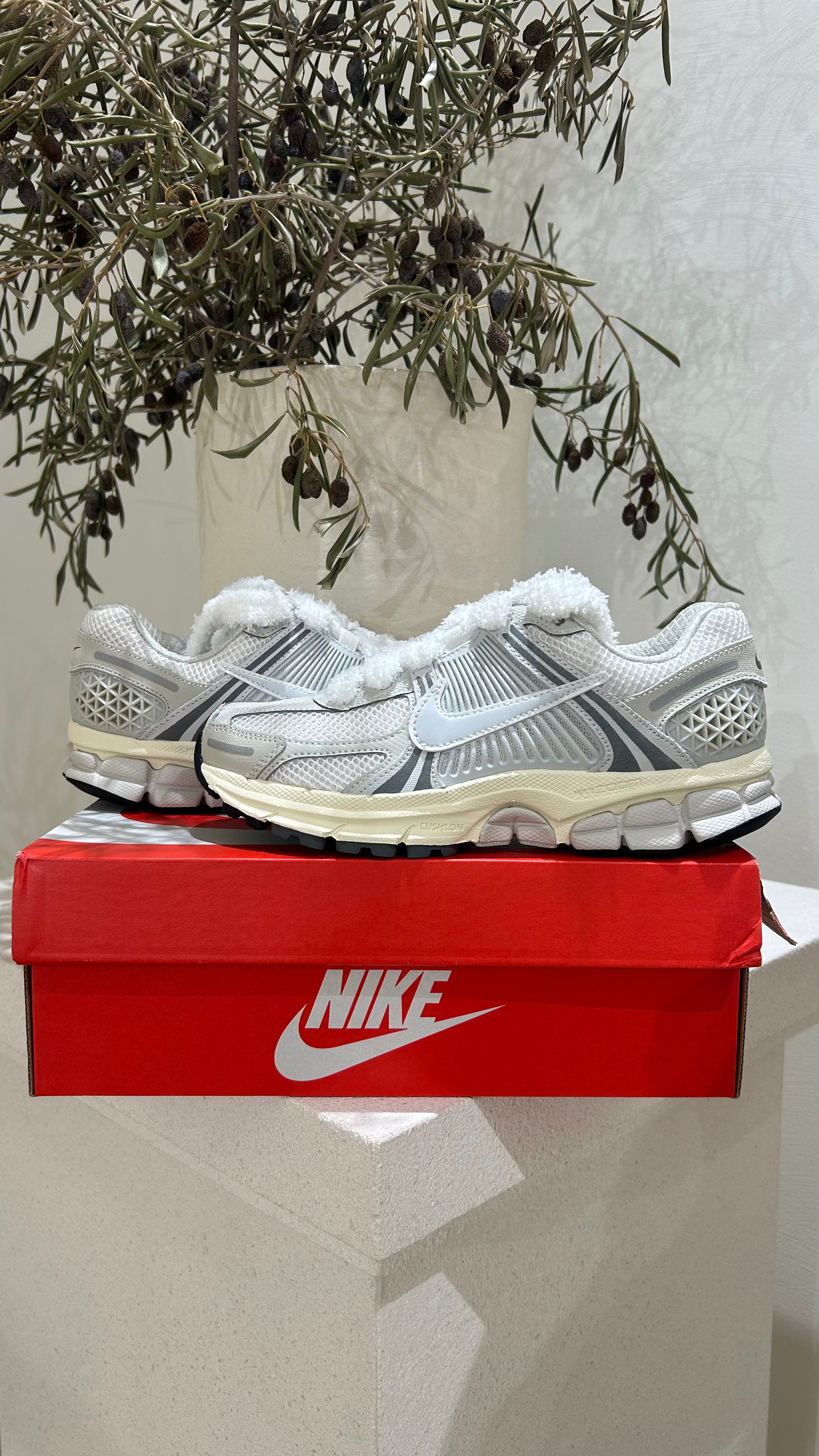 Nike Zoom Vomero 5 Platinum Tint x Fluff Laces Pair 2