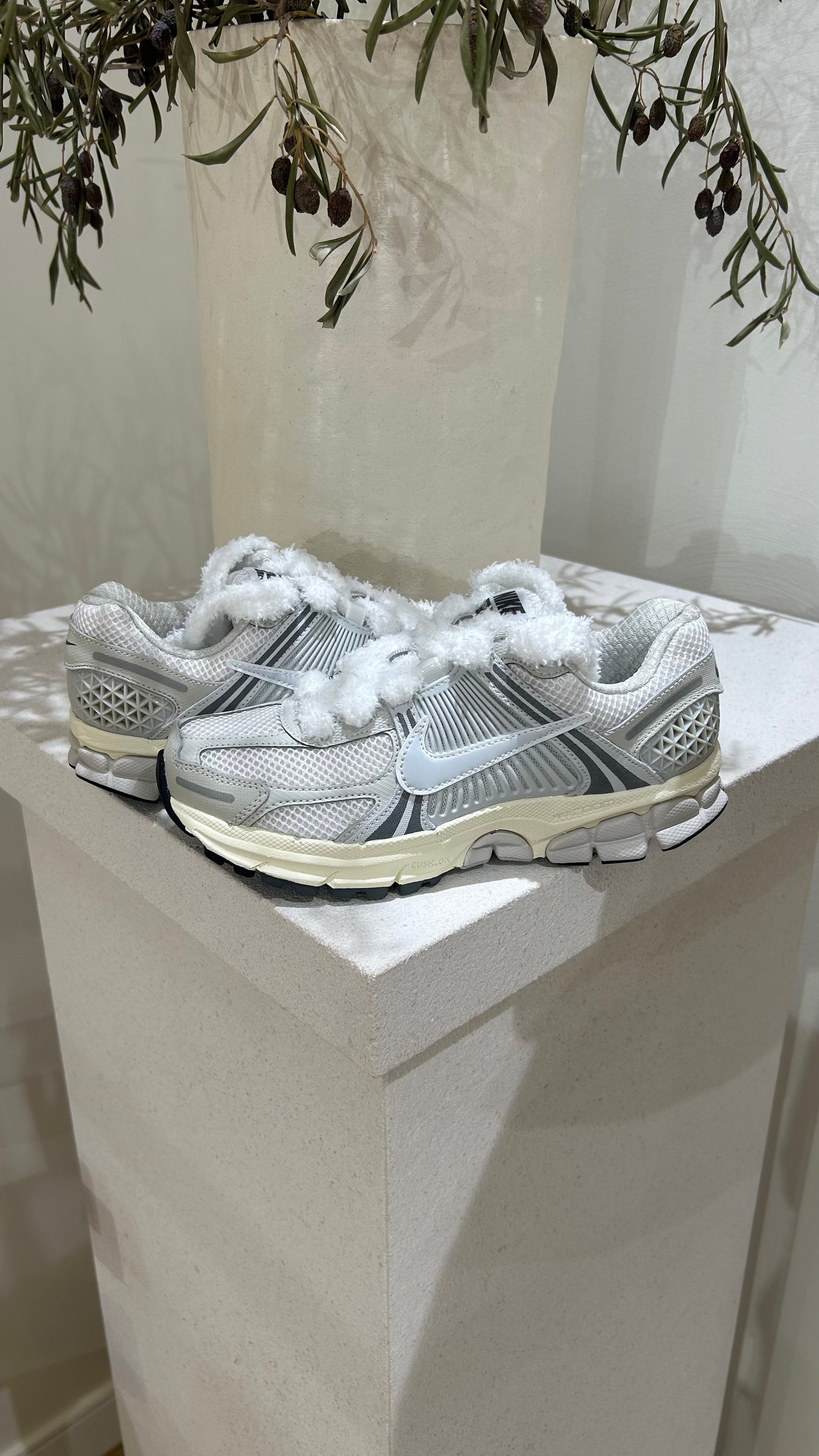 Nike Zoom Vomero 5 Platinum Tint x Fluff Laces Pair 3